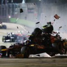 Schumacher embiste por detrás a Vergne en Singapur 2012