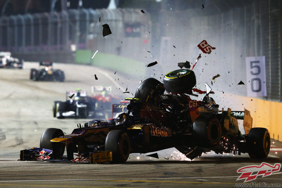 Schumacher embiste por detrás a Vergne en Singapur 2012