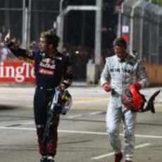 Vergne y Schumacher fuera de sus coches tras el accidente en Singapur