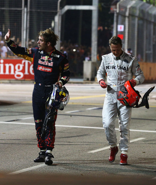Vergne y Schumacher fuera de sus coches tras el accidente en Singapur