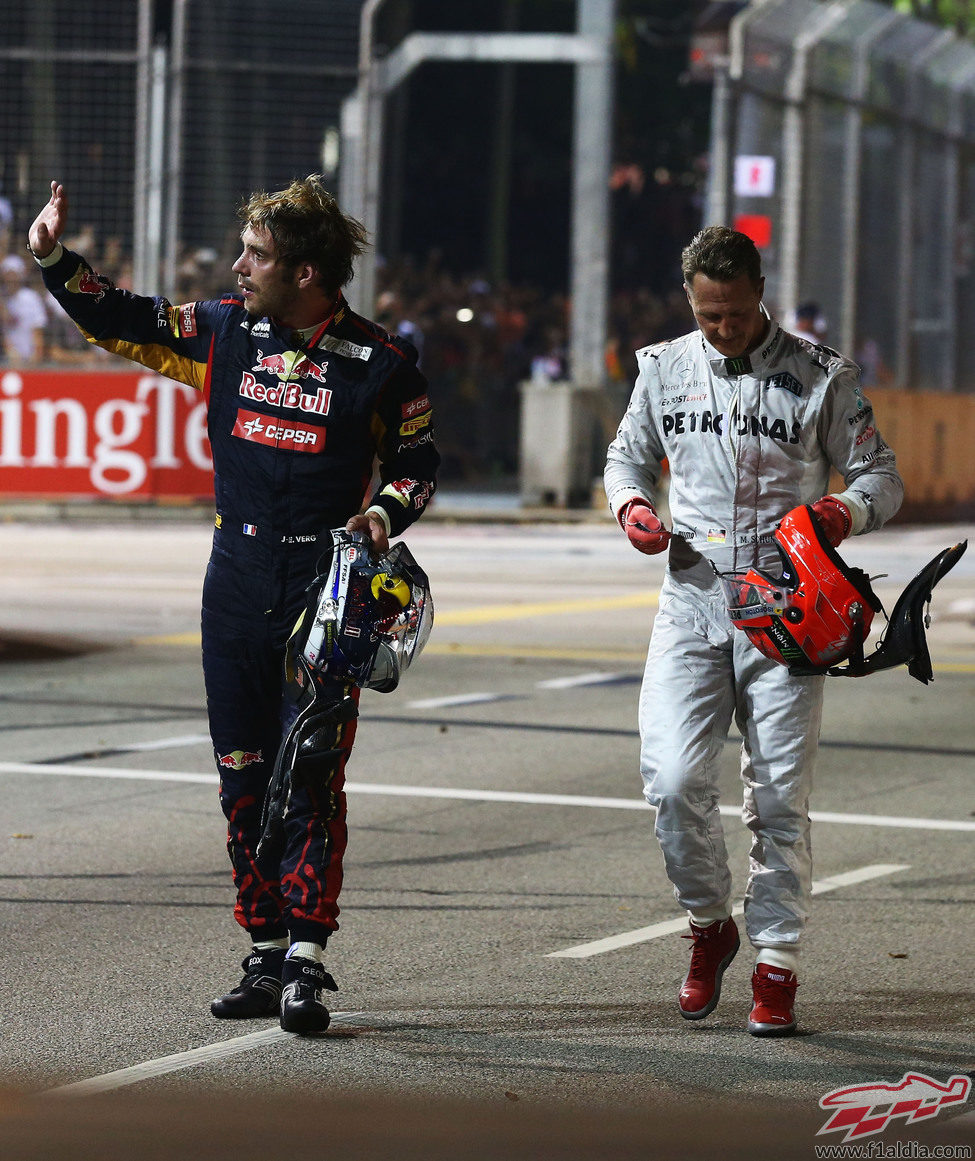 Vergne y Schumacher fuera de sus coches tras el accidente en Singapur