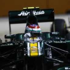 Vitaly Petrov rueda en el circuito de Marina Bay