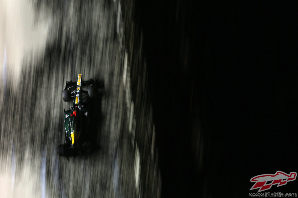Heikki Kovalainen asalta Singapur con Caterham