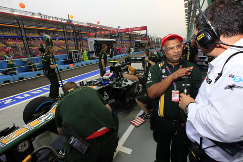 Tony Fernandes habla con la prensa