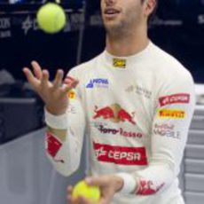 Daniel Ricciardo se divierte con el tenis