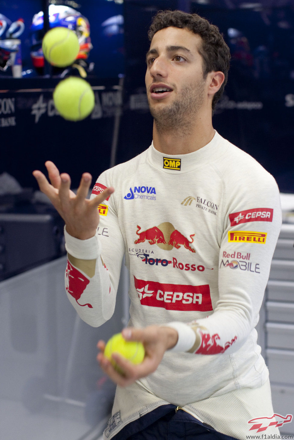 Daniel Ricciardo se divierte con el tenis