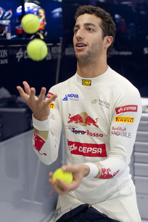 Daniel Ricciardo se divierte con el tenis