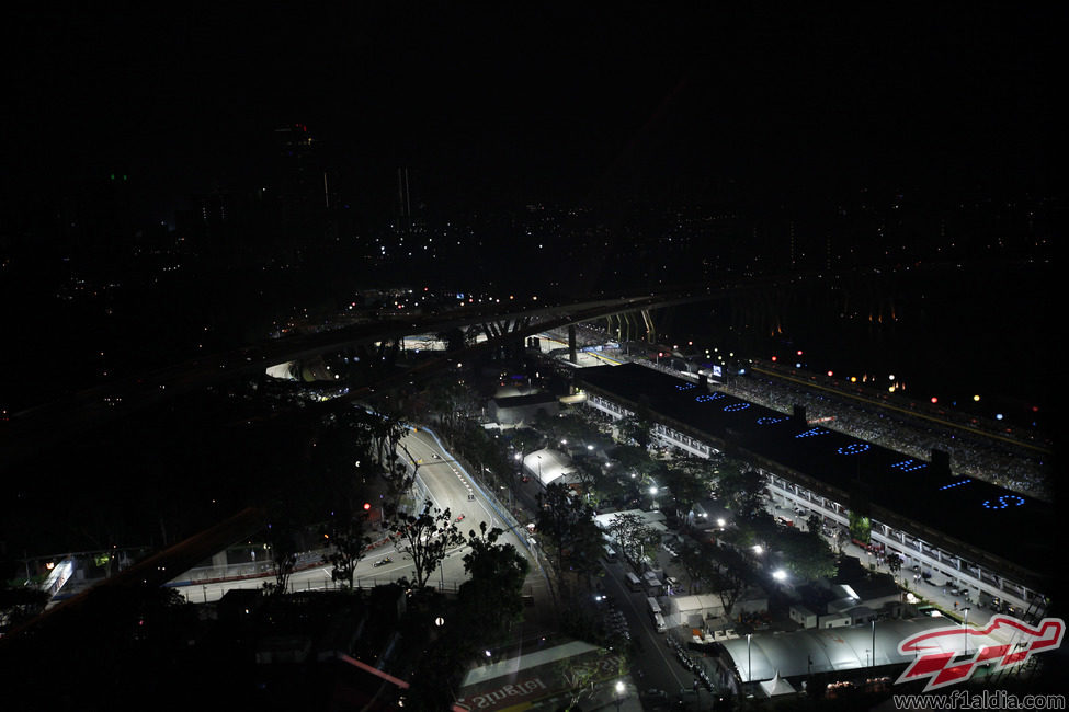 La iluminación en Singapur destaca en el paisaje