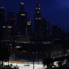 La noche cae en Singapur