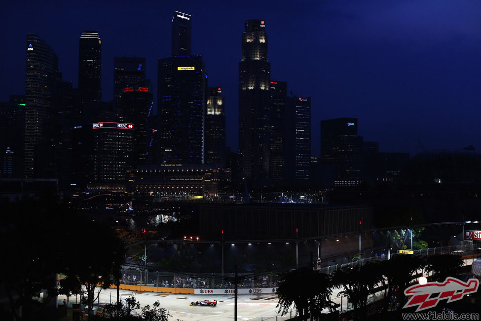 La noche cae en Singapur