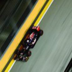 Daniel Ricciardo a toda velocidad al lado del muro