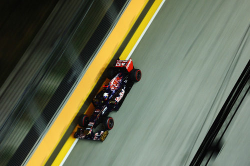 Daniel Ricciardo a toda velocidad al lado del muro