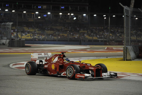 Fernando Alonso rueda con los superblandos en la clasificación de Singapur