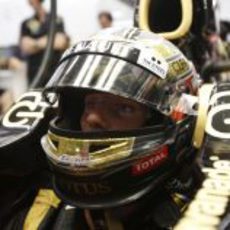 Romain Grosjean observa atento los tiempos