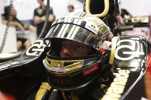 Romain Grosjean observa atento los tiempos