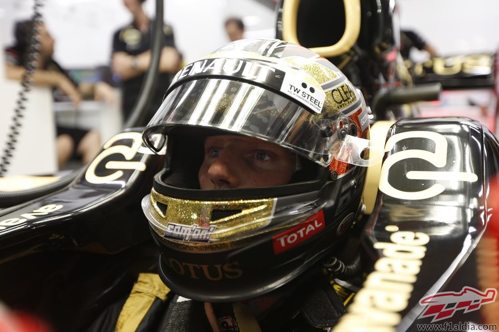 Romain Grosjean observa atento los tiempos