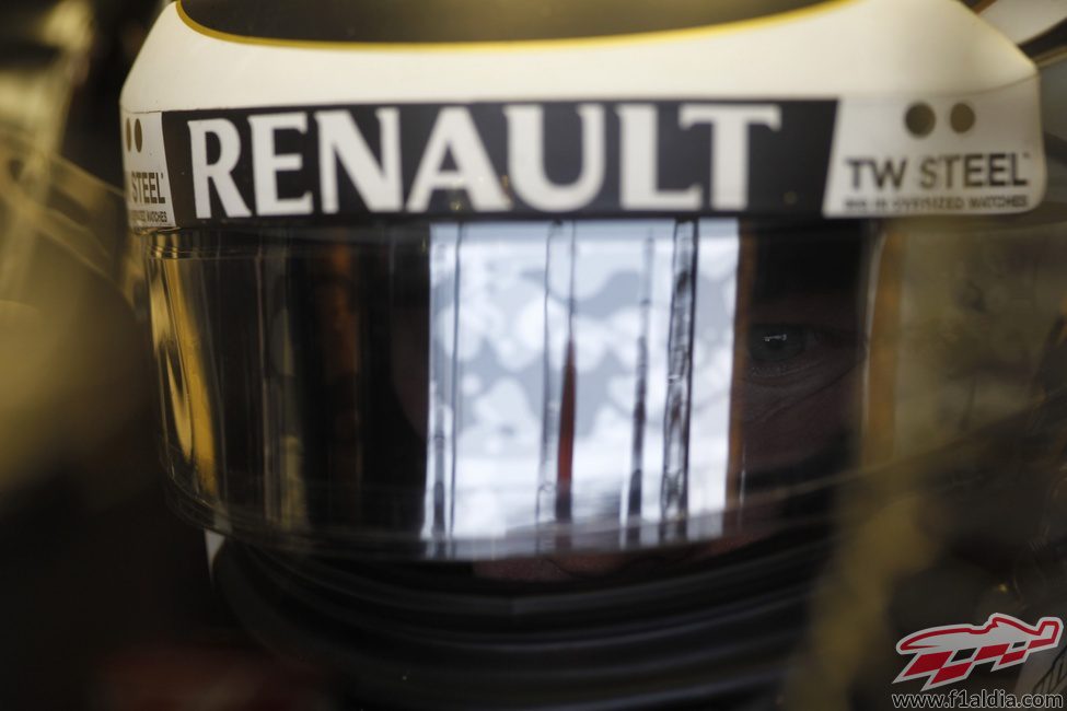 Kimi Räikkönen se prepara para salir a la pista