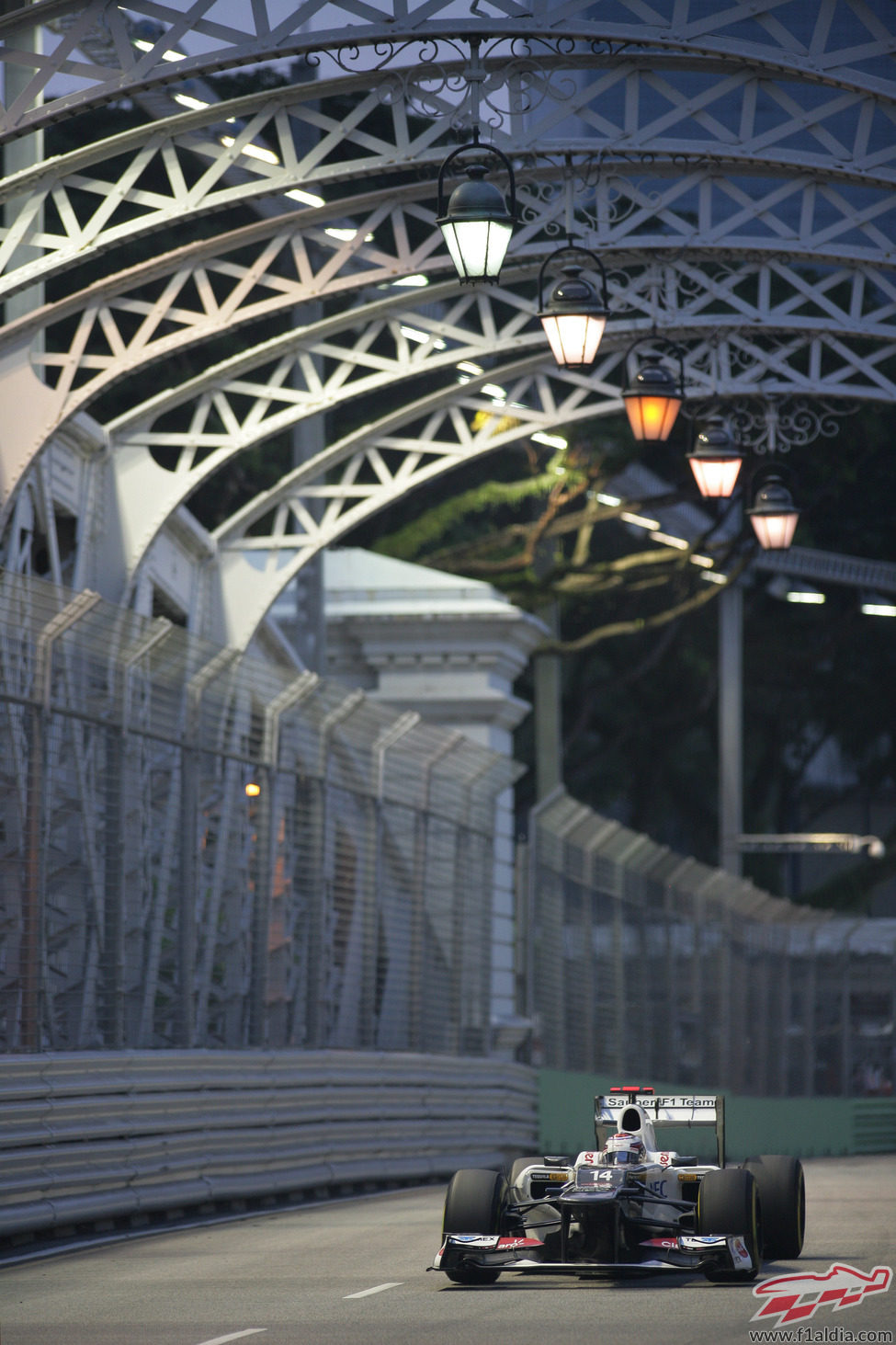 Kamui Kobayashi conduce bajo los focos de Marina Bay