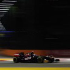 Daniel Ricciardo pilota el STR7 en la noche de Singapur