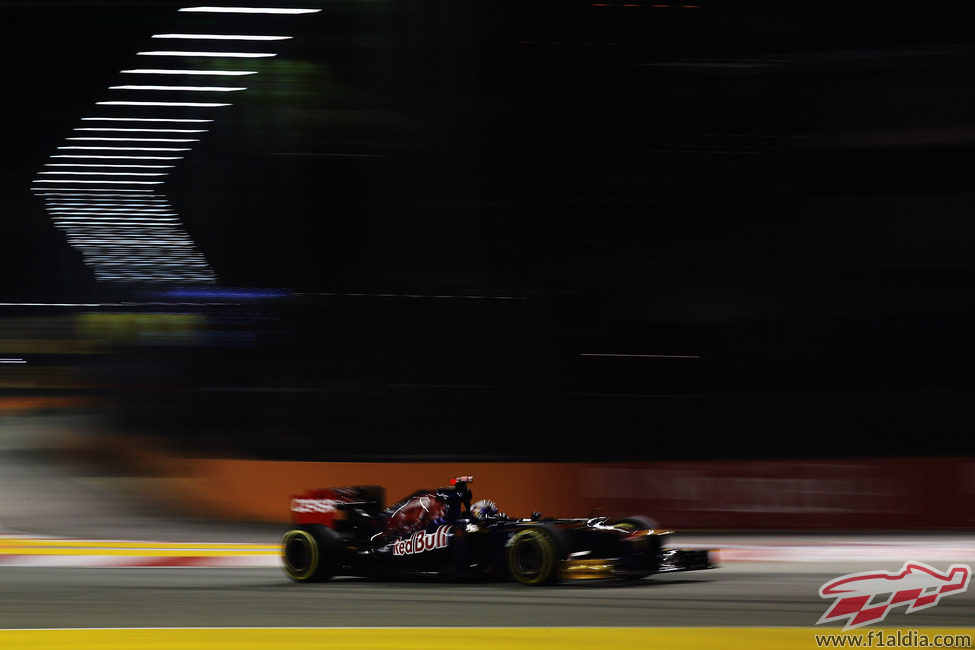 Daniel Ricciardo pilota el STR7 en la noche de Singapur