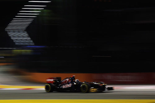 Daniel Ricciardo pilota el STR7 en la noche de Singapur