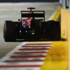 Daniel Ricciardo afronta una recta en Marina Bay