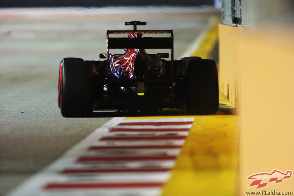 Daniel Ricciardo afronta una recta en Marina Bay