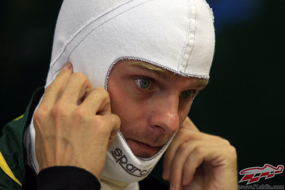 Heikki Kovalainen se tapa los oídos por el ruido del motor