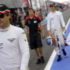 Timo Glock pasea por el 'pit lane' de Singapur