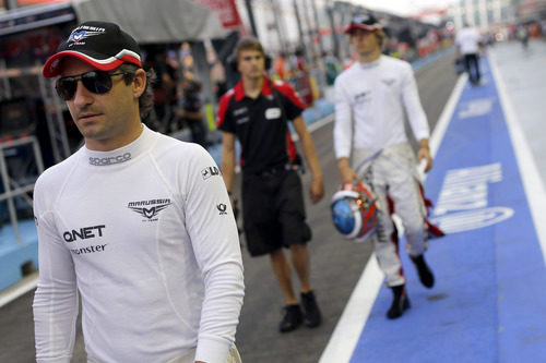 Timo Glock pasea por el 'pit lane' de Singapur