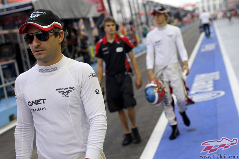 Timo Glock pasea por el 'pit lane' de Singapur