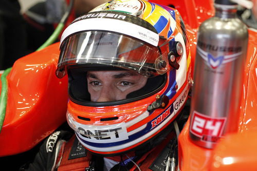 Plano de Timo Glock sentado en el MR01