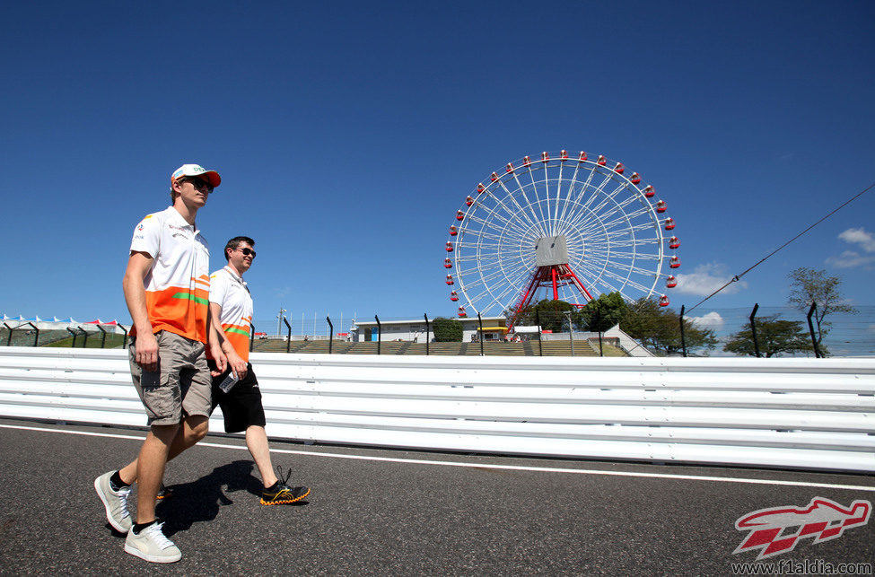 Nico Hülkenberg pasea por el circuito de Suzuka