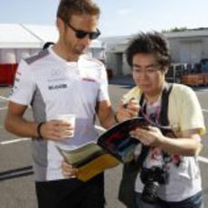 Jenson Button firma autógrafos en Suzuka 2012