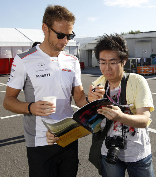 Jenson Button firma autógrafos en Suzuka 2012
