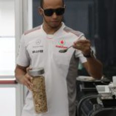 Lewis Hamilton se come unos cereales en Suzuka