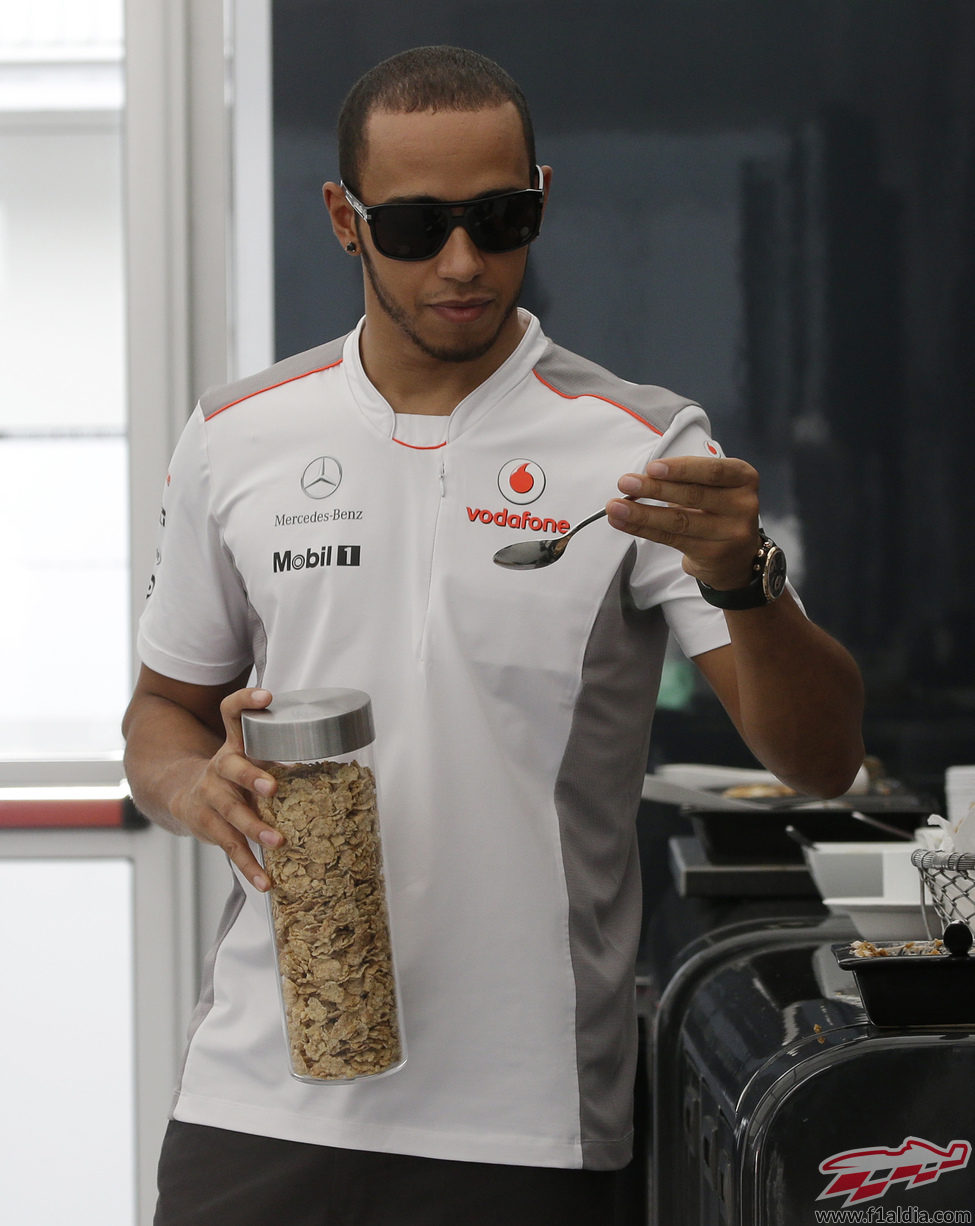 Lewis Hamilton se come unos cereales en Suzuka