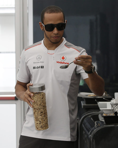 Lewis Hamilton se come unos cereales en Suzuka