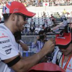 Lewis Hamilton firma autógrafos en Suzuka 2012