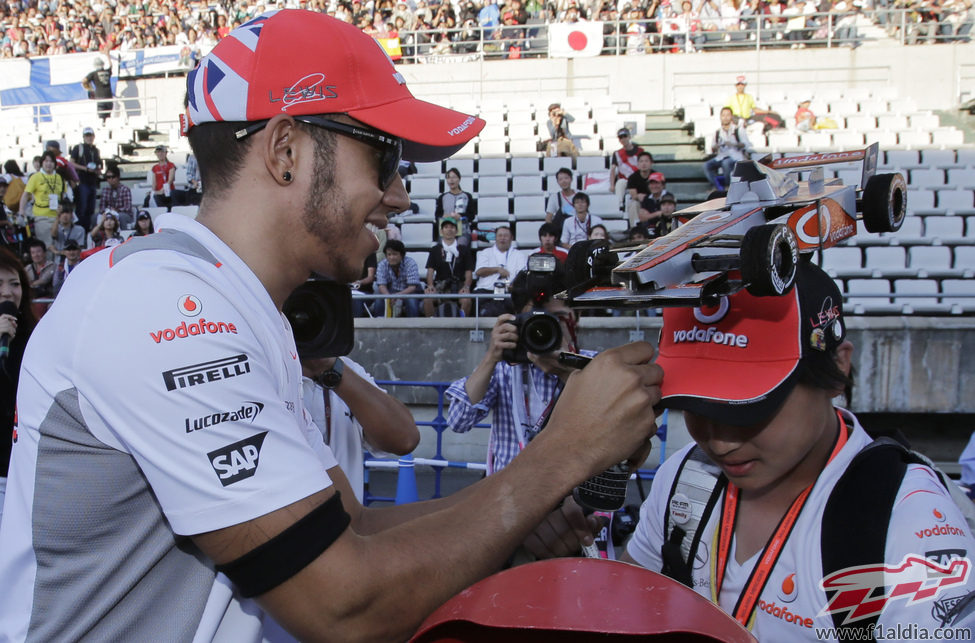 Lewis Hamilton firma autógrafos en Suzuka 2012