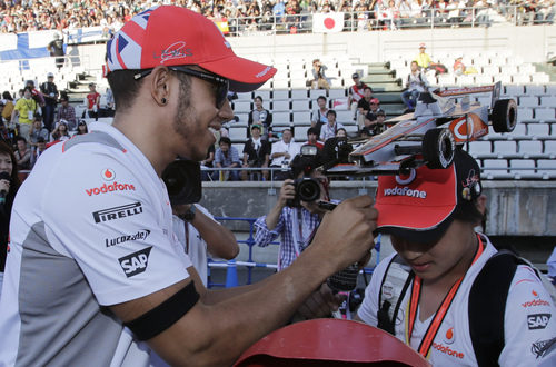 Lewis Hamilton firma autógrafos en Suzuka 2012