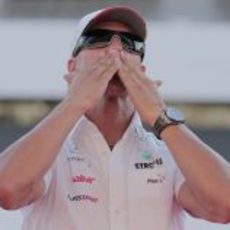 Michael Schumacher manda un beso desde Japón