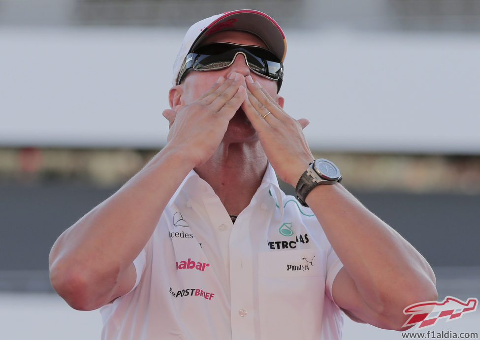 Michael Schumacher manda un beso desde Japón