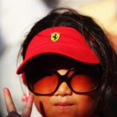 Una pequeña aficionada japonesa de Ferrari