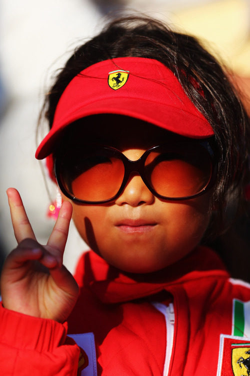 Una pequeña aficionada japonesa de Ferrari