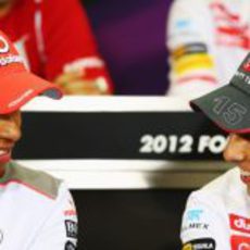 Hamilton y Pérez hablan entre ellos en Japón