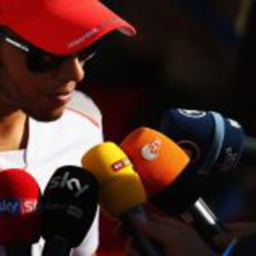 Lewis Hamilton rodeado por la prensa en Japón 2012