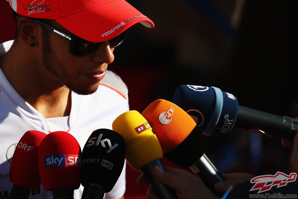 Lewis Hamilton rodeado por la prensa en Japón 2012