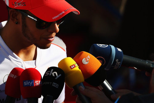 Lewis Hamilton rodeado por la prensa en Japón 2012