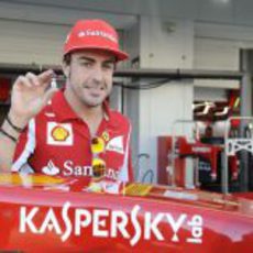 Fernando Alonso y Tomita en el GP de Japón 2012